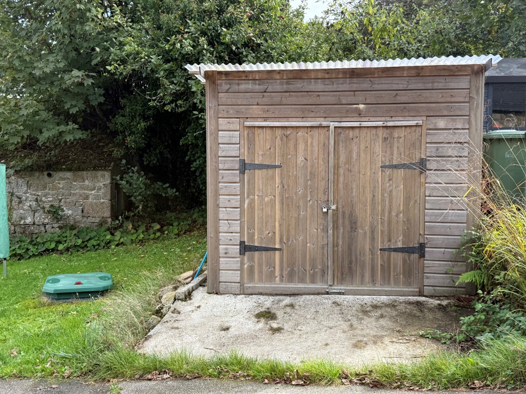 Lot: 120 - TIMBER CHALET WITH RESIDENTIAL USE, GRANITE CARTHOUSE WITH PLANNING IN PRINCIPLE, PLUS GARDENS AND SHED - Detached shed